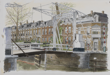 28652 Gezicht op de J.P. Coenbrug over de Leidsche Rijn te Utrecht met op de achtergrond de voorgevels van de huizen ...